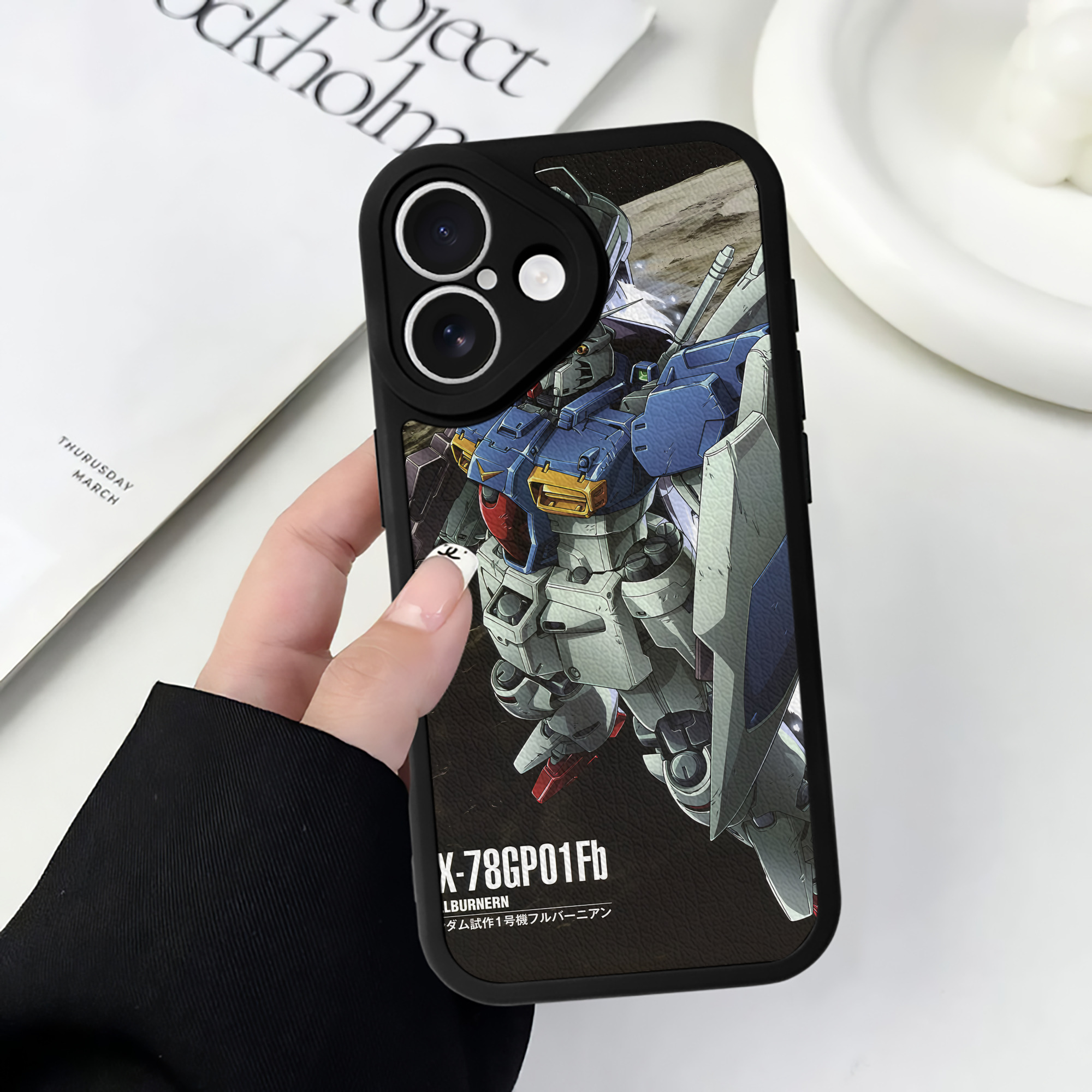 （画像用） 機動戦士ガンダム Mobile Suit Gundam 【iPhone 16シリーズ対応】シリコンスマホケース（レザー調） 材質：シリコン
